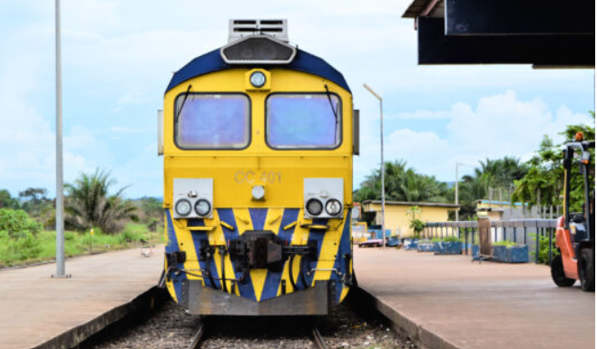 AFRICA24TV's tweet photo. Au 🇬🇦#Gabon, le trafic ferroviaire a repris après le déraillement d’un train minéralier survenu entre #Lifouta et #Mboungou_Badouma, ayant causé d'importants dégâts et perturbé la circulation. La Société d’exploitation du Transgabonais (#SETRAG) a annoncé le rétablissement complet du réseau, y compris la reprise du transport de manganèse entre #Moanda et #Owendo.