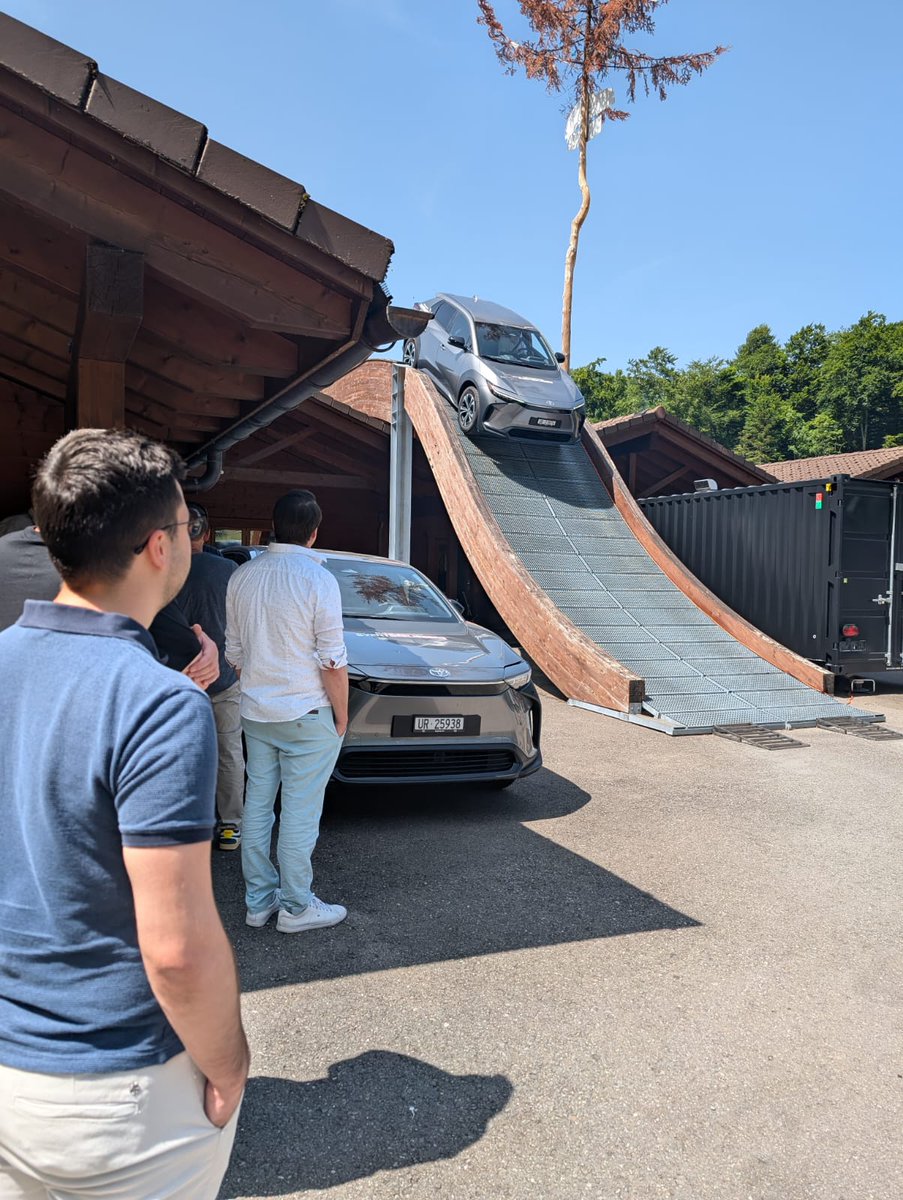 Am Jahrestreffen der Kontaktpersonen BFS war nicht nur der Ausblick auf beook web 2.0 beeindruckend, sondern auch der Ausblick von der Rampe am Fahrdynamikkurs.
#beook #präsentation #fahrdynamikkurs #svba