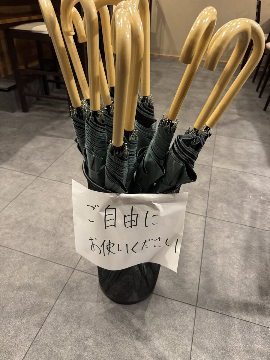 takashi5746's tweet image. 日傘ありますので日中お並びの際はご利用下さい。