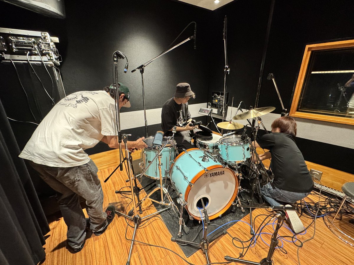 レコーディングのひとコマ🔥
ドラムの撤収作業を頑張るヴォーカルとベースです