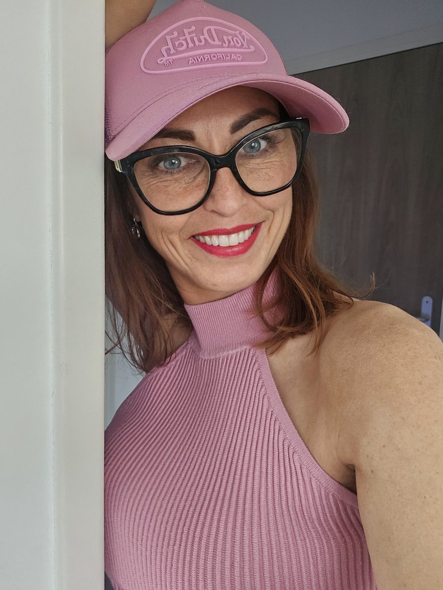 Justsimpleva's tweet photo. I'm not half naked but please say “hi”🥺 https://t.co/GrZnTSW1ae