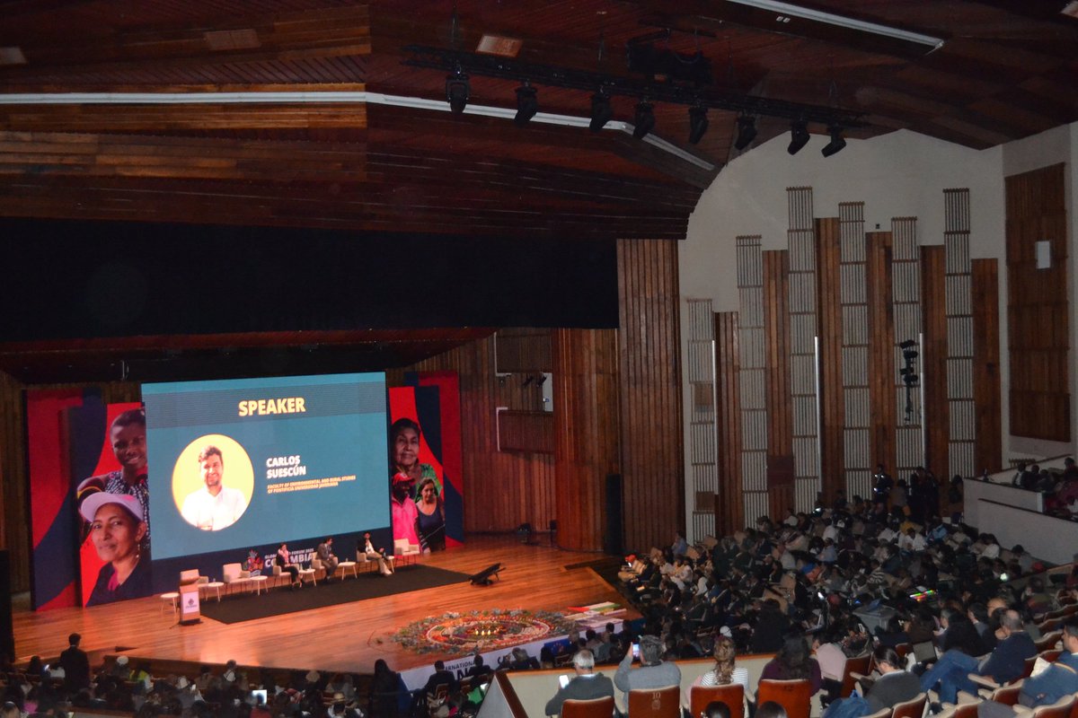 Facultad de Estudios Ambientales y Rurales (@fearpuj) on Twitter photo Gran representación del Prof. Carlos Suescún, Ph D., del Departamento en #DesarrolloRural y #Regional, quién participó en el Foro Global de la Tierra -ILC, debatiendo en el panel central "el problema de la tierra en Colombia" con la Ministra <a href="/MCarvajalinoV/">Martha Carvajalino</a> <a href="/MinAgricultura/">Min. de Agricultura</a>. Gran representación del Prof. Carlos Suescún, Ph D., del Departamento en #DesarrolloRural y #Regional, quién participó en el Foro Global de la Tierra -ILC, debatiendo en el panel central "el problema de la tierra en Colombia" con la Ministra <a href="/MCarvajalinoV/">Martha Carvajalino</a> <a href="/MinAgricultura/">Min. de Agricultura</a>.