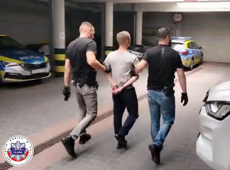 Sluzby_w_akcji's tweet image. 17-latek uciekł z ośrodka wychowawczego, wziął maczetę, noże i kominiarkę i udał się na spotkanie z innym 17-latkiem. Maczetą odrąbał mu prawie rękę, przecinając mięśnie, ścięgna, a nawet kawałek kości. Lekarze orzekli trwałe kalectwo ręki. 

Do zdarzenia doszło we wtorek, 10…