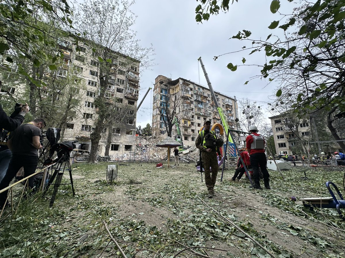 ghanna_anna's tweet photo. Запала тиша, підняли дрон і пустили собак. За останню годину знайшли тіла чотирьох загиблих, перед цим витягнули загиблого чоловіка. Скільки всього людей засипало невідомо. 

Собака скулить на верхівці завалу, але відскакує і продовжує пошук.
1/2 https://t.co/xRqq2CGEo4