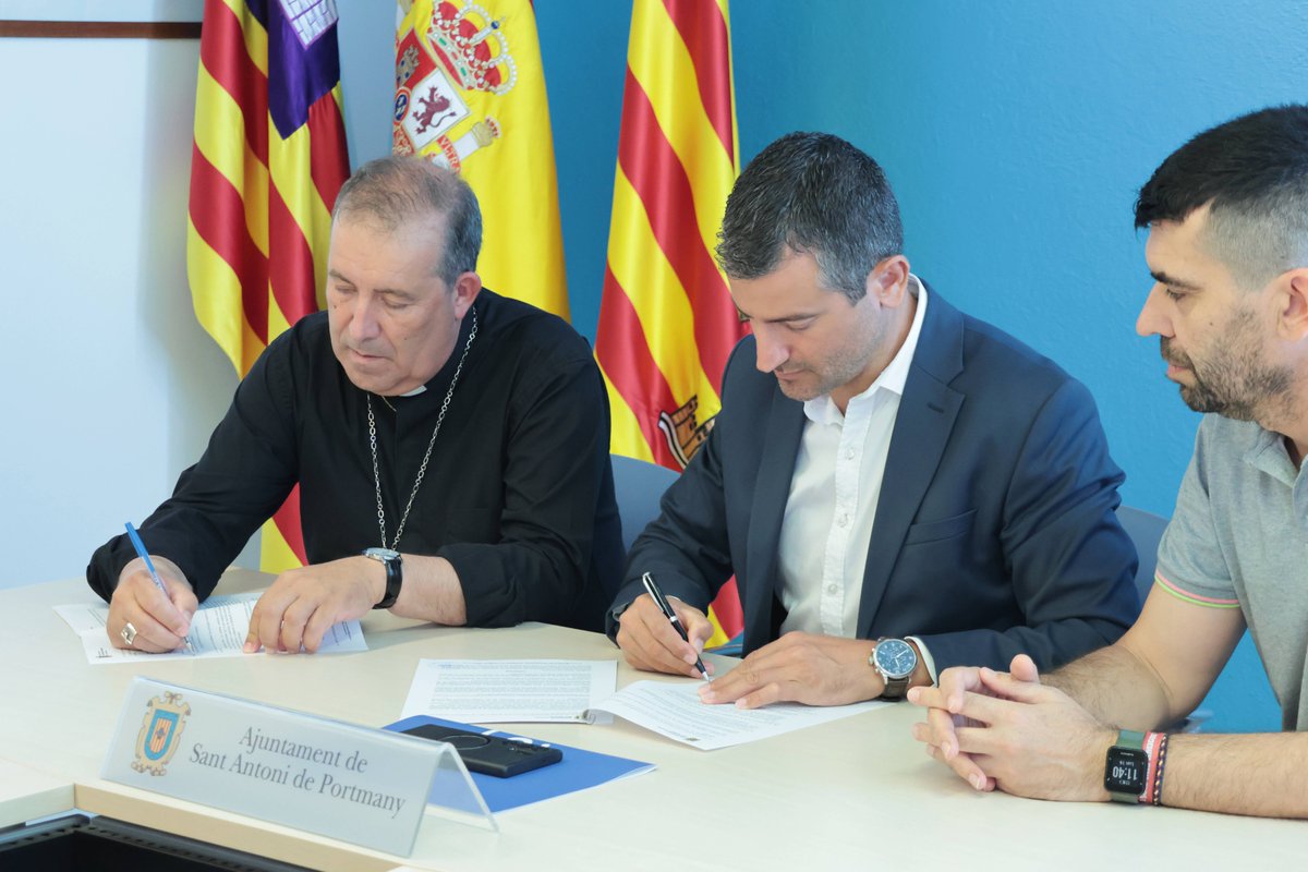Ajuntament de Sant Antoni de Portmany (@sant_antoni) on Twitter photo 📢 Signatura del conveni anual entre l'Ajuntament i Càritas Parroquial de Sant Antoni.
🤝 L'alcalde <a href="/MarcosSerra_/">Marcos Serra Colomar</a> i el bisbe d'Eivissa, Vicente Ribas, han signat l'acord per valor de 30.000 € per donar suport al projecte d'atenció a persones en situació d'exclusió social. 📢 Signatura del conveni anual entre l'Ajuntament i Càritas Parroquial de Sant Antoni.
🤝 L'alcalde <a href="/MarcosSerra_/">Marcos Serra Colomar</a> i el bisbe d'Eivissa, Vicente Ribas, han signat l'acord per valor de 30.000 € per donar suport al projecte d'atenció a persones en situació d'exclusió social.