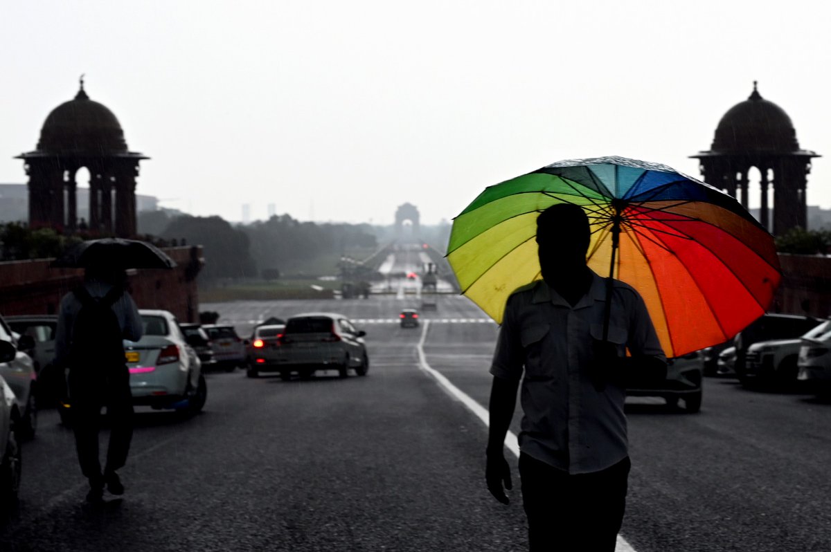 timesofindia's tweet photo. #InPics | #Delhi and adjoining cities afternoon saw cloudy skies and rain that provided a big relief to the scorching, sweltering temperature.

📸 @Piyaltimes 

#Delhirains #DelhiNCR 
(visuals from the national capital) https://t.co/HYV4gnmdkj
