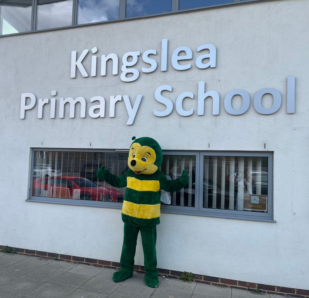 🐝 @howiethehornet on tour 🐝 

Our very own Howie made a special appearance at Kingslea Fest at the weekend - the KLASS PTA fundraiser at the school - to support big smiles, high-fives, and Hornet spirit. 

Thank you for having Horsham FC - he had a blast, no doubt!