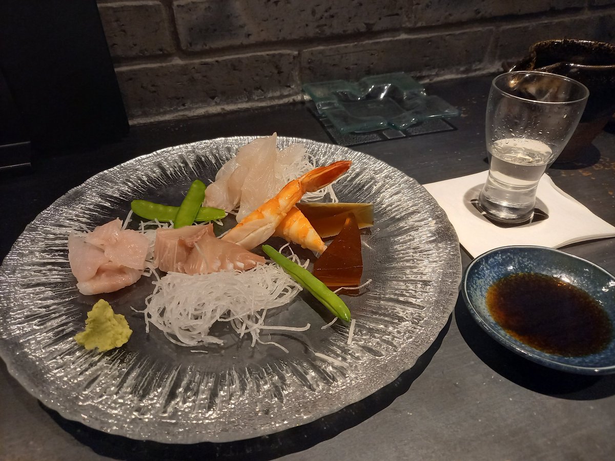 ishikawaPTA's tweet photo. 今日は外飲み🍶
メヒカリ天婦羅と、刺し盛り。
久々に煮こごり頂いた😄
#TASUKE https://t.co/ZHtbcNZ5Ej