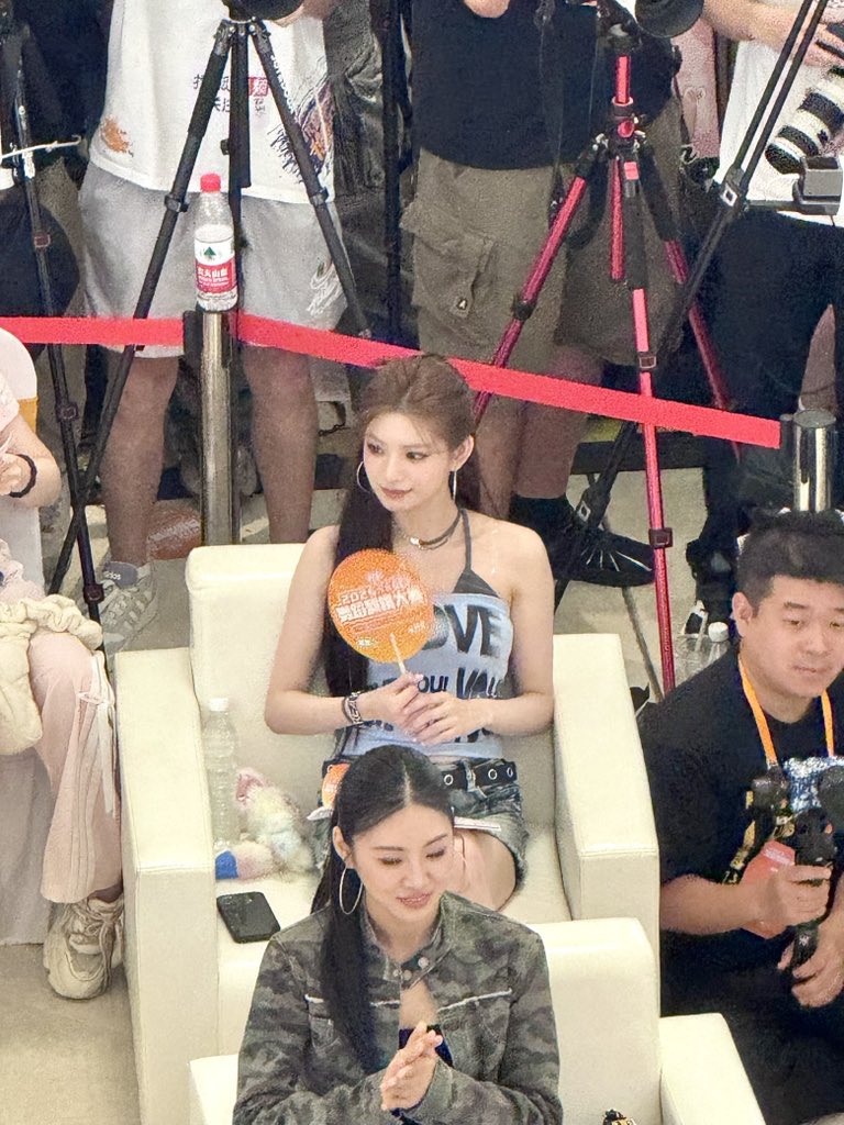 SayJayHao's tweet photo. 俯拍都这么美
#王怡人 #Yiren #EVERGLOW #乐华娱乐 https://t.co/wZBFtQCEqN