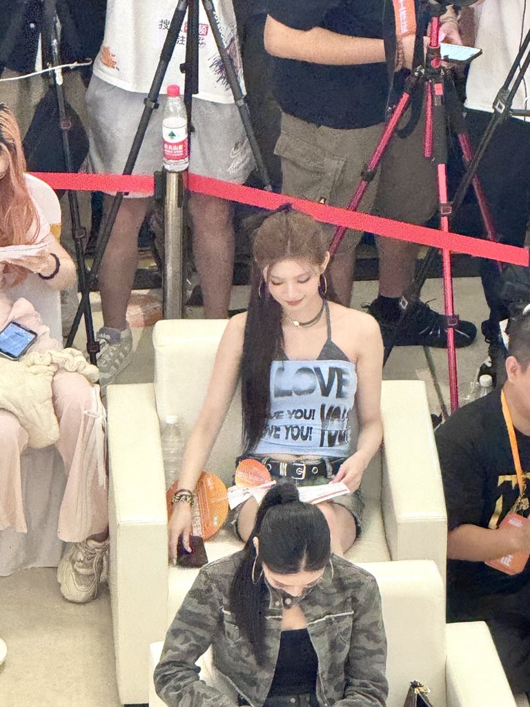 SayJayHao's tweet photo. 俯拍都这么美
#王怡人 #Yiren #EVERGLOW #乐华娱乐 https://t.co/wZBFtQCEqN