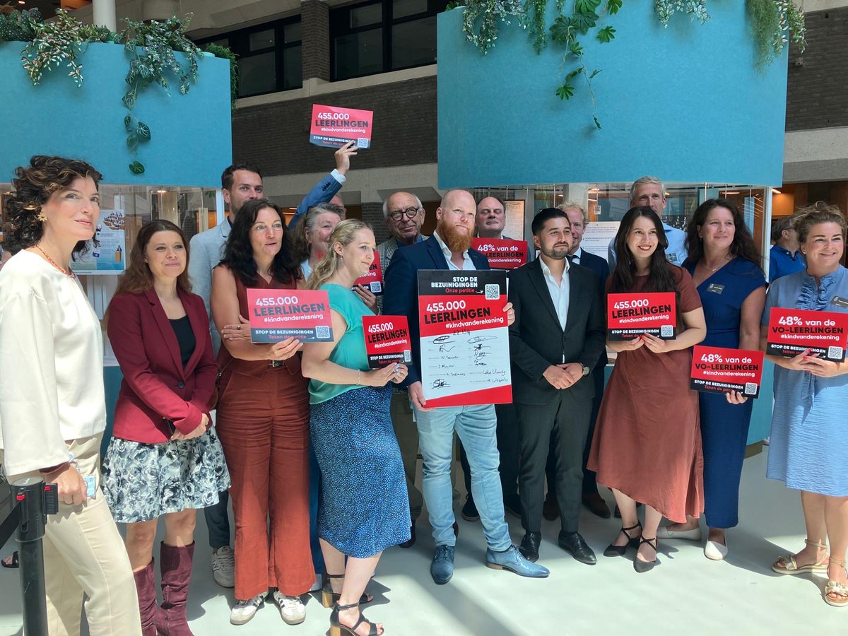 De VO-raad heeft vanmiddag, mede namens een aantal andere organisaties, de petitie 'Schrap de onderwijskansenregeling voor 455.000 leerlingen niet' aangeboden aan leden van de commissie <a href="/OCW_TK/">Vaste Commissie OCW Tweede Kamer</a>.