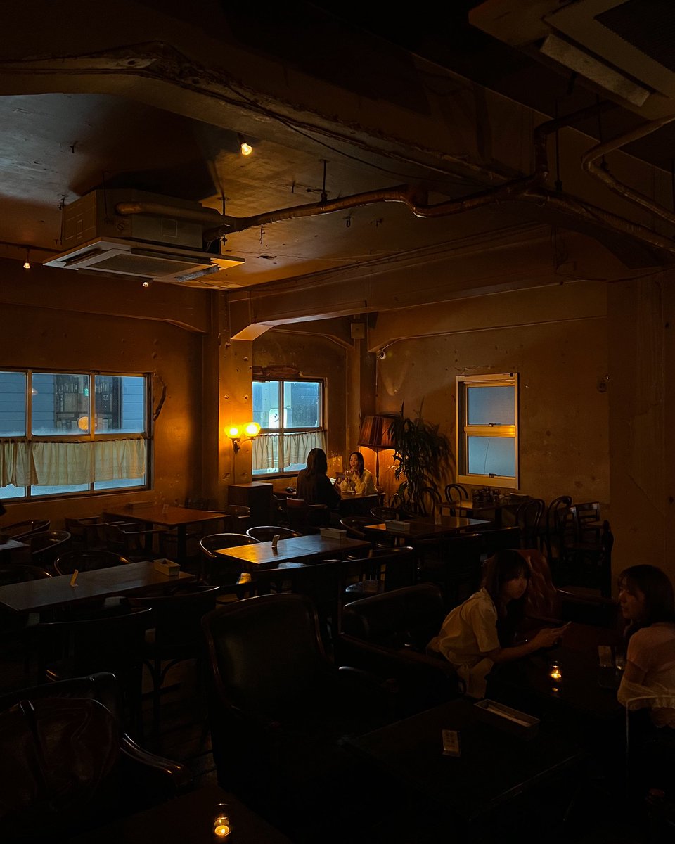 taguttyyy's tweet photo. 渋谷で夜カフェするなら絶対ここ！！
"tokyo salonard cafe club"の暗い雰囲気が
ほんとに素敵でめちゃくちゃ落ち着く、、
チョコテリーヌとコーヒー美味しすぎるし
店内賑やかで時間忘れて友達とお喋りして
めっちゃ楽しかった！🗣️ https://t.co/zc2cenvX0m