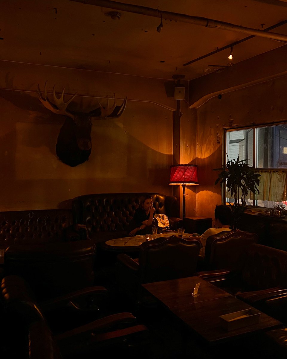 taguttyyy's tweet photo. 渋谷で夜カフェするなら絶対ここ！！
"tokyo salonard cafe club"の暗い雰囲気が
ほんとに素敵でめちゃくちゃ落ち着く、、
チョコテリーヌとコーヒー美味しすぎるし
店内賑やかで時間忘れて友達とお喋りして
めっちゃ楽しかった！🗣️ https://t.co/zc2cenvX0m