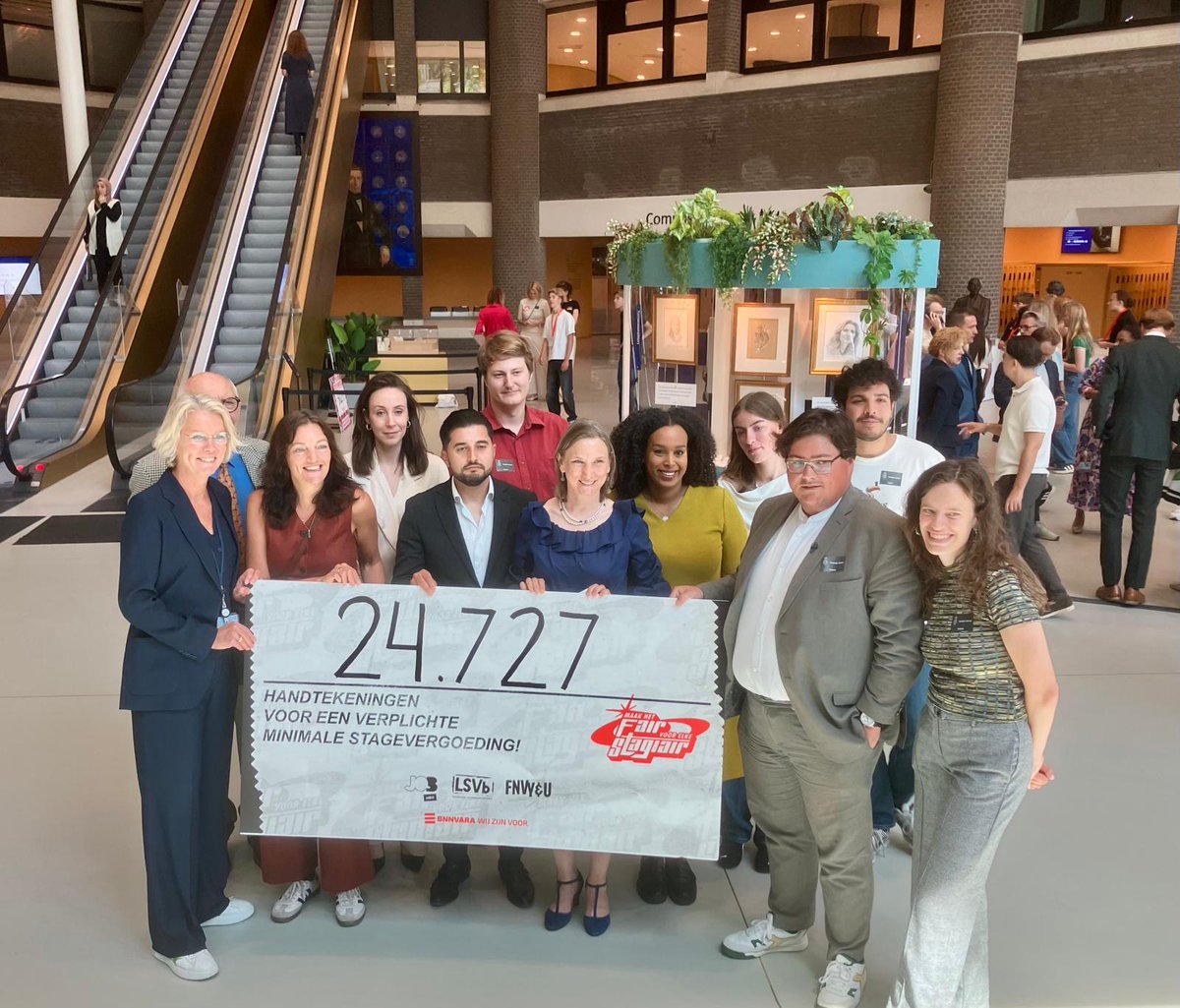 Vanmiddag hebben BNNVARA, de Landelijke Studenten Vakbond, JOBmbo en FNV Young &amp; United de petitie  'Maak het fair voor elke stagiair' aangeboden aan leden van de commissie <a href="/OCW_TK/">Vaste Commissie OCW Tweede Kamer</a>.