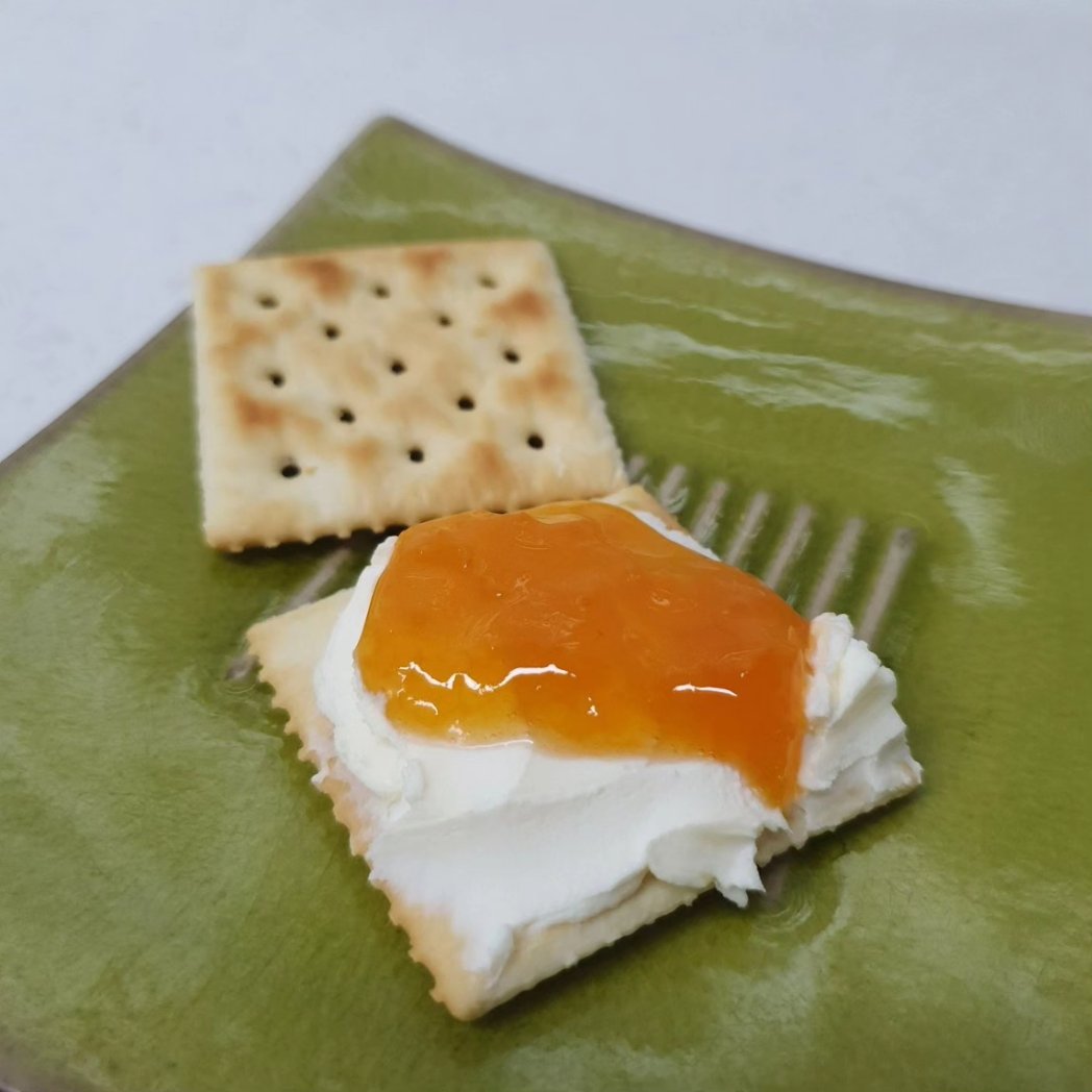 살구잼과 저당 살구잼 그리고 무설탕 살구잼도 판매 시작합니다. 오늘 만든 따끈따끈한 살구잼 들여가세요.