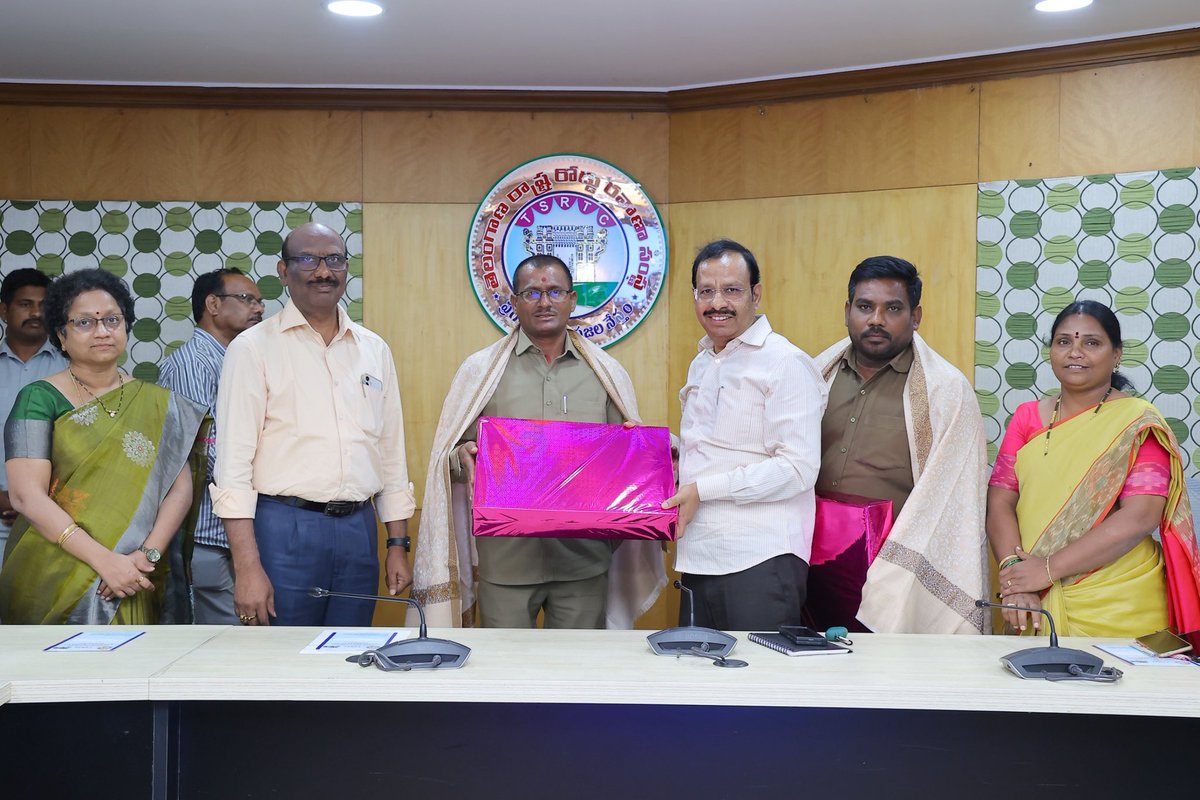 SajjanarVC's tweet image. టీజీఎస్ఆర్టీసీ సిబ్బంది మానవత్వం..
బస్సులో మరిచిపోయిన రూ.27 లక్షల విలువైన ఆభరణాల బ్యాగు అందజేత
విధి నిర్వహణలో టీజీఎస్ఆర్టీసీ సిబ్బంది మానవత్వం చాటుకున్నారు. బస్సులో మరిచిపోయిన రూ.27 లక్షల విలువైన ఆభరణాల బ్యాగ్ను ప్రయాణికులకు అందజేశారు.
ఉదారత చాటిన గ…