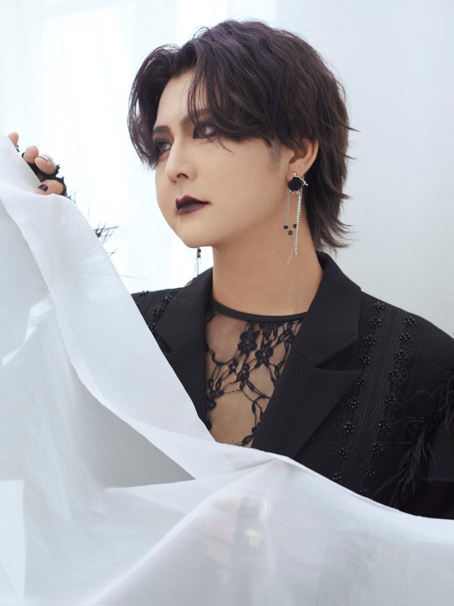 umbrella presents＜路地裏サーチライト＞大阪BIG CAT迫る！
柊(umbrella) × tink(色々な十字架)の同世代対談実現！

「自分たちが立ちたいステージを自分たちで用意できたからこそ、覚悟を抱いて当日を迎えたいと思ってます。」

🔻記事はこちら🔻
visunavi.com/2025-06-17/324…

<a href="/umbrella_DATA/">umbrella.official</a>