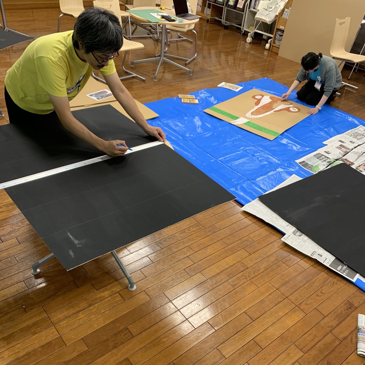 yokota_manager's tweet image. ダンボールで大きなヤギを作るワークショップの下準備をしてきました。会場の「ひと・ほんの庭にこっと」のスタッフさん達とわいわいテンション高めに作業。のち館長が差し入れしてくれたチョコバッキーを食す。んまー。ワークショップ予約は今月末から。@nikotto_iwata