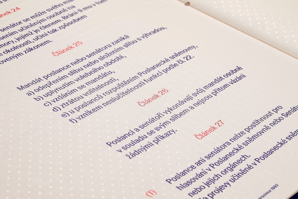 V soutěži o umělecký návrh slavnostního provedení Ústavy ČR zvítězili Ondřej Báchor, Jan Novák a Matěj Činčera. Návrh staví na propojení historické tradice, knižního řemesla a současných technologií. Klíčovým materiálem knižního objektu se stal papír.

➡️psp.cz/zprava/21166