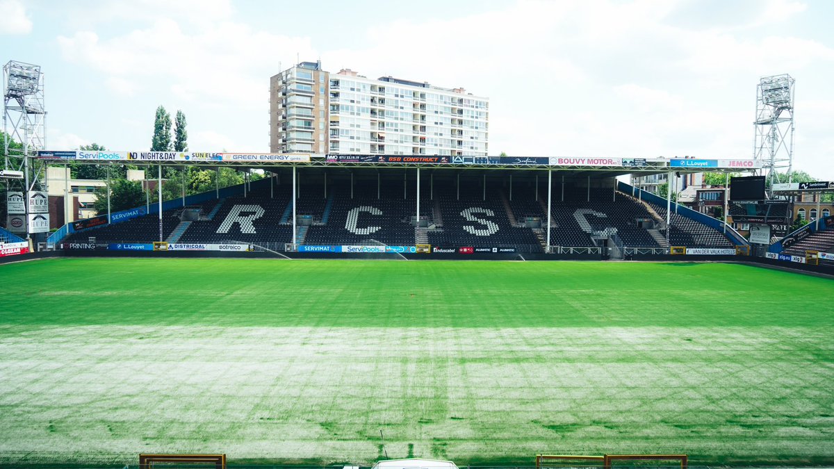 SportCharleroi's tweet photo. La pelouse du stade se refait une beauté ! 🌱
#RCSC #UExpert ⚫️⚪️ https://t.co/ZminF2U0x5