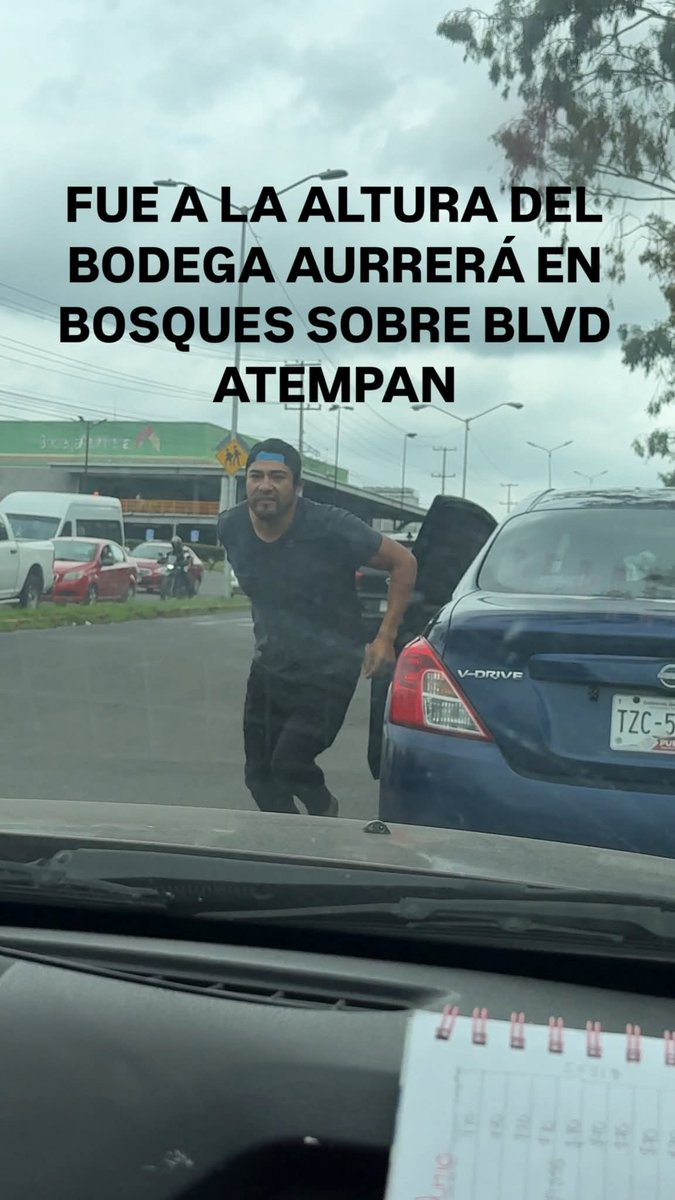 🚨 #Puebla 

Denuncian que por un conflicto vial en Bosques de San Sebastián, este sujeto sacó un cuchillo y lo enterró en una camioneta.

El violento sujeto iba en un Versa Azul con placas TZC-598-B 👇🏻
