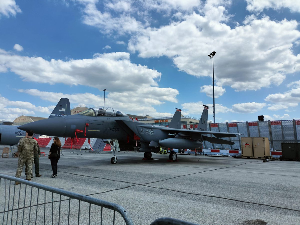 REjercitos's tweet photo. Hay ambientazo en el #ParisAirShow, incluyendo el pabellón de #España 🇪🇸. A diferencia de #FEINDEF, se trata de una feria mucho más vistosa y táctil, en la que hay exhibiciones aéreas y una enorme variedad de hardware militar que disfrutar ⬇️ https://t.co/W7DmjHsmoS
