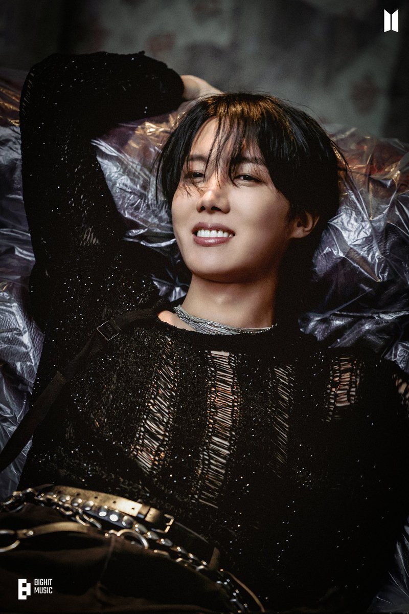 I_am_RunBTS's tweet photo. This is giving me "man watching someone strip" vibes.... I dont know how to feel anymore https://t.co/Sohu2cNl8z