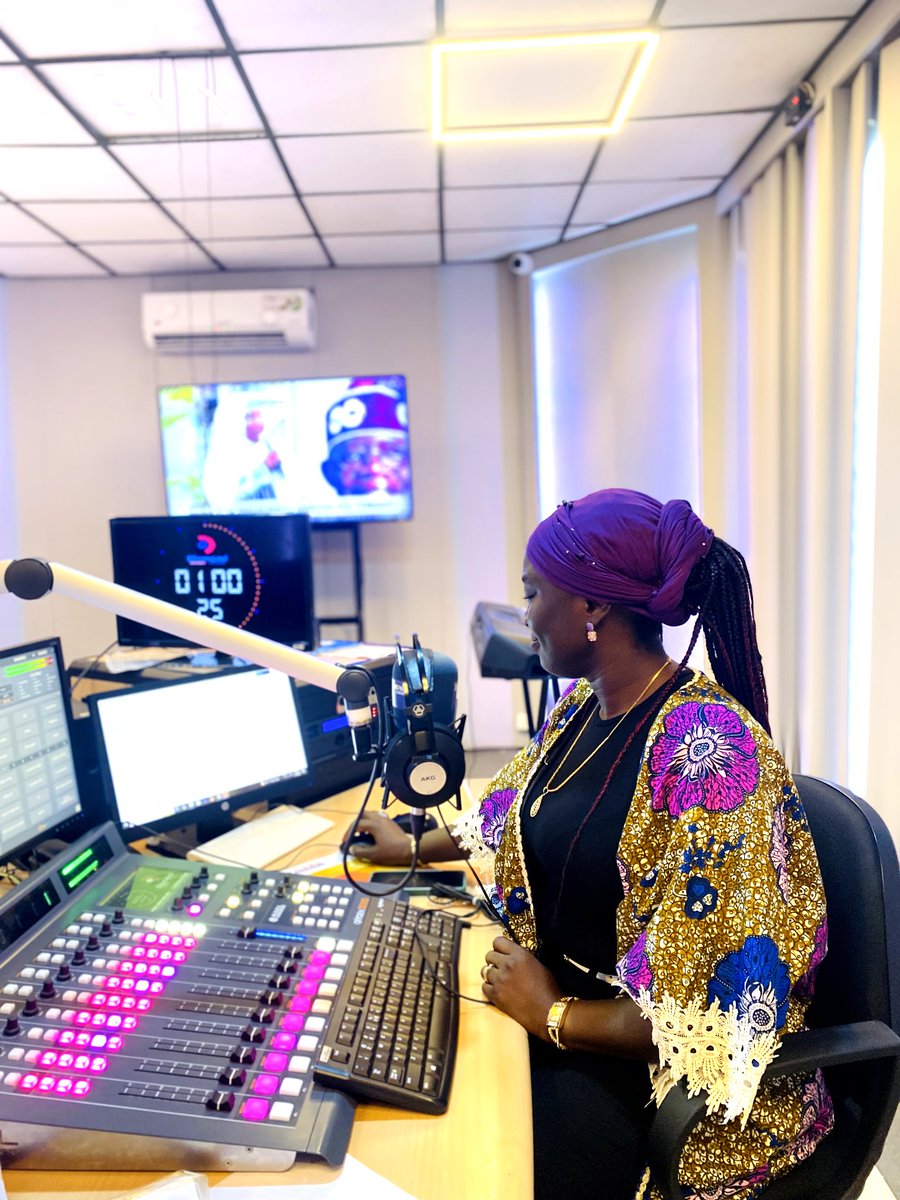 Nothing like "African time," Olori Lee sees 1pm and she's ready for news. Sharp!
#DiamondFm #Kwarastate