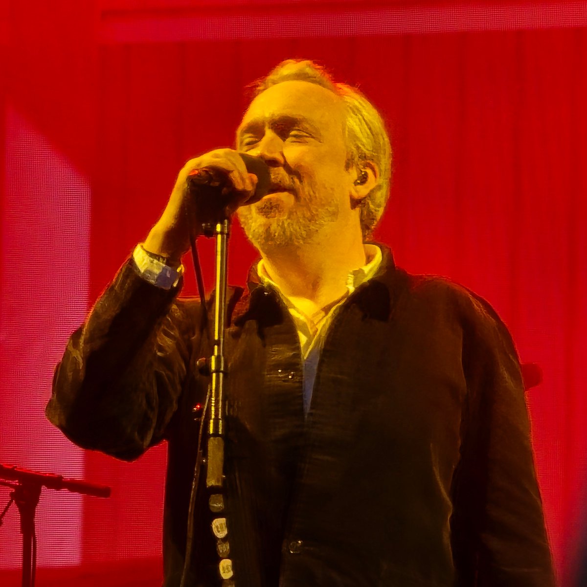 tohell42's tweet image. Lars Winnerbäck - trollbindande vackert på Rosendal 2025-06-14.
21 låtar. Höjdpunkter:
• Publiken ersatte Jocke i "Nåt som verkligen är bra".
• Tal till @GretaThunberg inför "Ingen soldat".
• IMAG-feeden färgmatchad med scenljuset – briljant!

#LarsWinnerbäck…