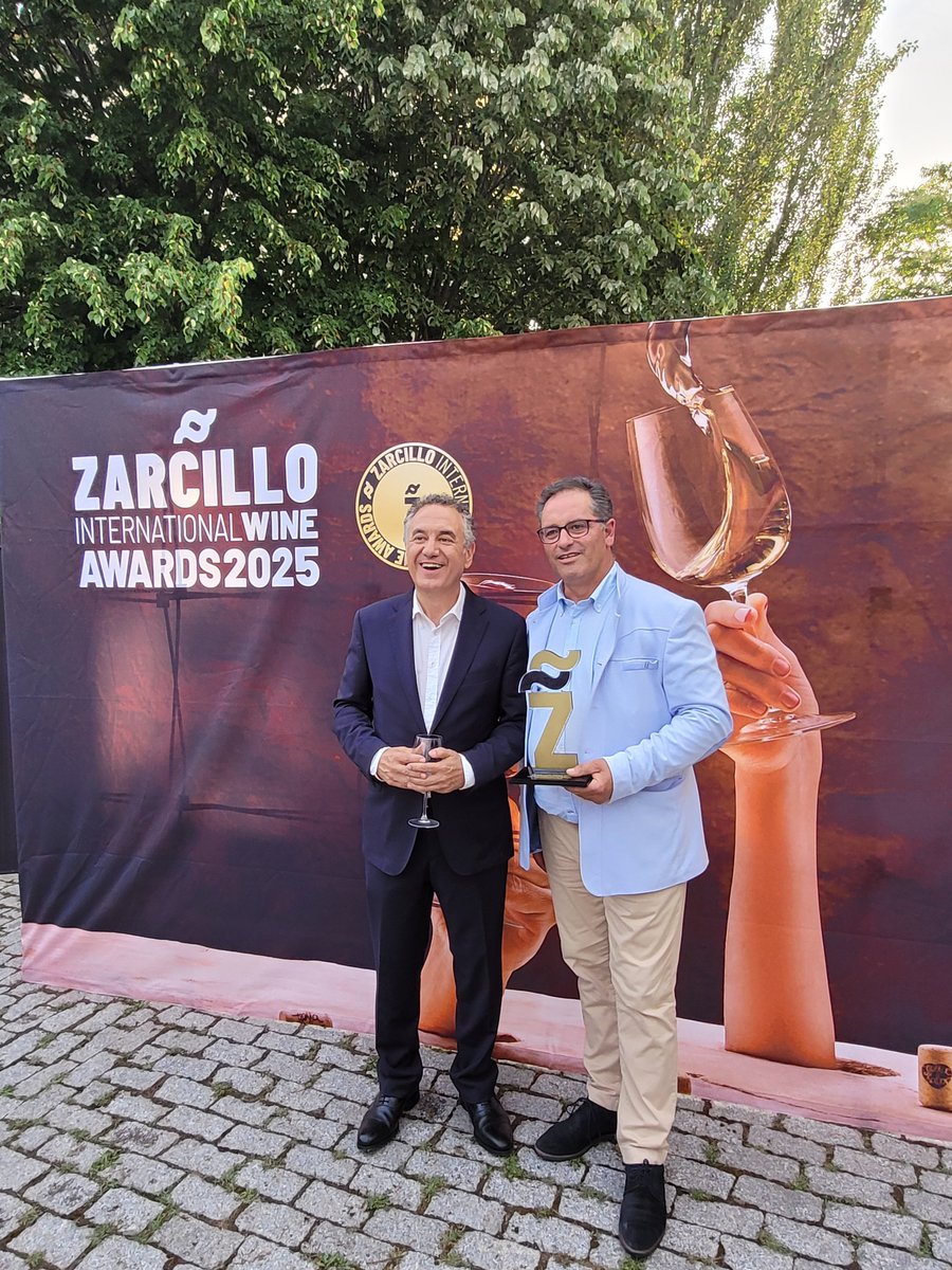 bodegasMoradill's tweet photo. 𝐌𝐨𝐫𝐚𝐝𝐢𝐥𝐥𝐨 𝐝𝐞 𝐑𝐨𝐚 𝐡𝐚𝐜𝐞 𝐡𝐢𝐬𝐭𝐨𝐫𝐢𝐚 𝐞𝐧 𝐥𝐨𝐬 𝐙𝐚𝐫𝐜𝐢𝐥𝐥𝐨 𝐈𝐧𝐭𝐞𝐫𝐧𝐚𝐭𝐢𝐨𝐧𝐚𝐥 𝐀𝐰𝐚𝐫𝐝𝐬 𝟐𝟎𝟐𝟓 🍷  Ayer vivimos un momento mágico, #MoradilloDeRoa recibió el prestigioso 𝐙𝐚𝐫𝐜𝐢𝐥𝐥𝐨 𝐝𝐞 𝐇𝐨𝐧𝐨𝐫 🙏 https://t.co/MKzxL6k67M