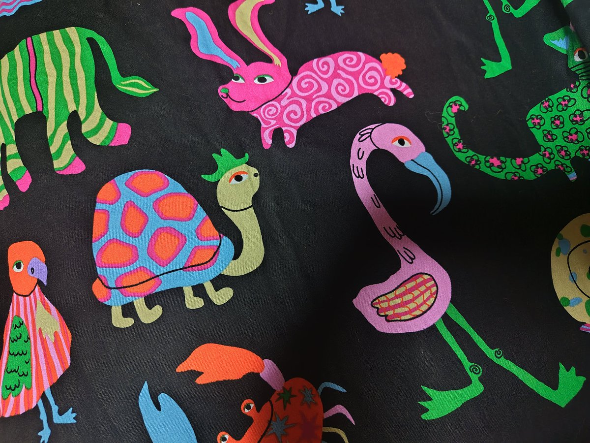 無事に帰国して我が家に帰ってきました。一通りの片付けを終えたとこ。
写真はメルボルンで買った謎の生き物柄のパジャマ。
イモくさいけど格好いい✨️

大地と接続してないと着れない！って感じの妙にエネルギーが強い変な柄の洋服が沢山売ってて、それらを当たり前の様に着てる人が沢山いました。