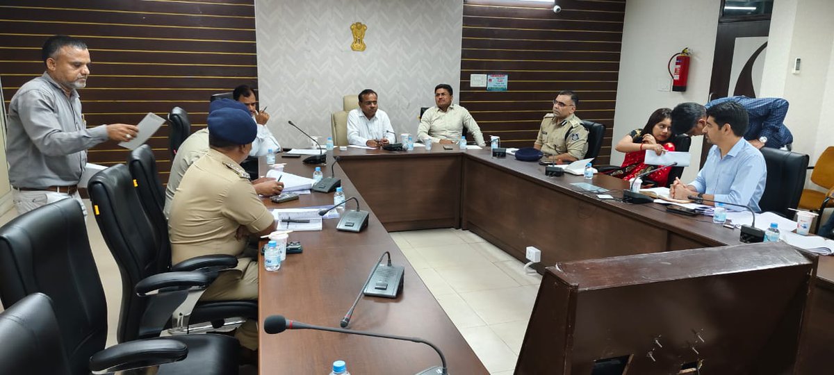 24-કડી (અ.જા.) વિધાનસભા પેટા ચૂંટણી-2025 અન્વયે ચૂંટણી પ્રક્રિયા શાંતિપૂર્વક, મુક્ત અને ન્યાયિક વાતાવરણમાં યોજાય તે સંદર્ભે માન. જનરલ ઓબ્ઝર્વરશ્રી, પોલીસ ઓબ્ઝર્વરશ્રીની ઉપસ્થિતિમાં  કાયદો અને વ્યવસ્થાની પરિસ્થિતિની સમીક્ષા બેઠક યોજાઇ. 

<a href="/CEOGujarat/">Chief Electoral Officer, Gujarat</a> <a href="/ECISVEEP/">Election Commission of India</a> <a href="/SpokespersonECI/">Spokesperson ECI</a>