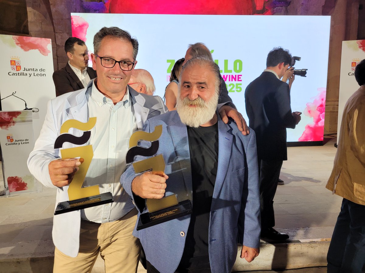 𝐌𝐨𝐫𝐚𝐝𝐢𝐥𝐥𝐨 𝐝𝐞 𝐑𝐨𝐚 𝐡𝐚𝐜𝐞 𝐡𝐢𝐬𝐭𝐨𝐫𝐢𝐚 𝐞𝐧 𝐥𝐨𝐬 𝐙𝐚𝐫𝐜𝐢𝐥𝐥𝐨 𝐈𝐧𝐭𝐞𝐫𝐧𝐚𝐭𝐢𝐨𝐧𝐚𝐥 𝐀𝐰𝐚𝐫𝐝𝐬 𝟐𝟎𝟐𝟓 🍷  Ayer vivimos un momento mágico, #MoradilloDeRoa recibió el prestigioso 𝐙𝐚𝐫𝐜𝐢𝐥𝐥𝐨 𝐝𝐞 𝐇𝐨𝐧𝐨𝐫 🙏