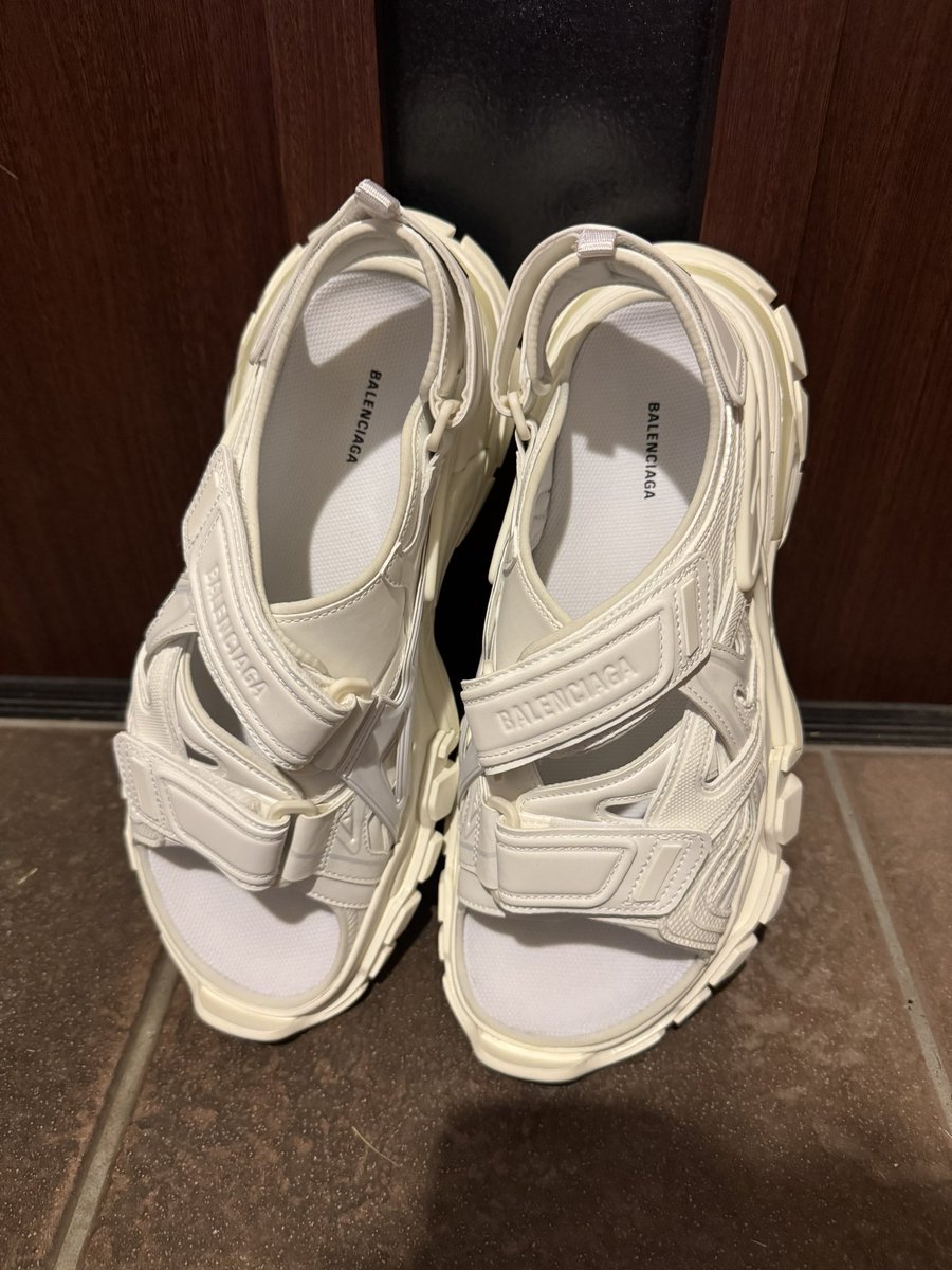 夏だしサンダル買おって適当に買ったけど可愛い