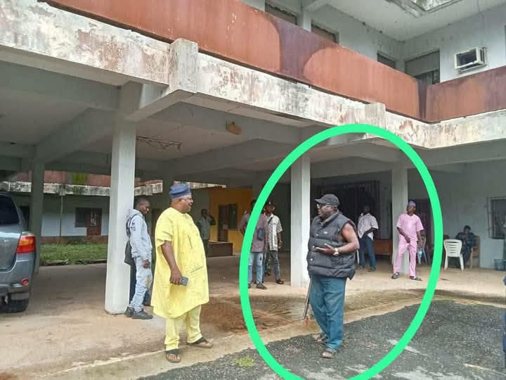 LayconAnifowose's tweet photo. Who is Recruiting thug btw APC and PDP.  

One of APC leader in Osun state carry Gun in his hands at LG 

Cc
 @officialABAT, @NGRSenate, @HouseNGR, @PoliceNG,  @OfficialDSSNG. https://t.co/nPRDmSat4U
