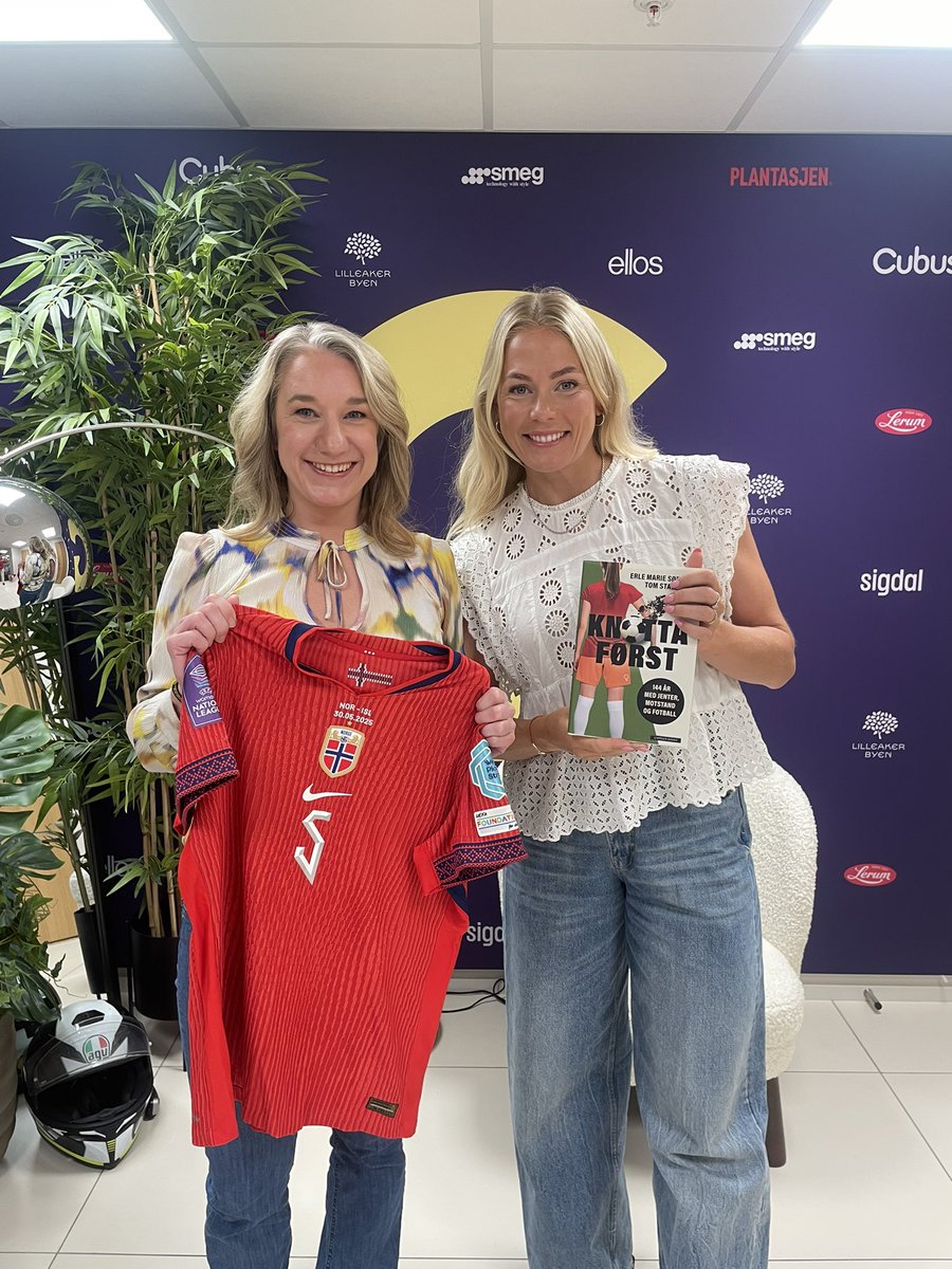 Stor stas å få snakke om boka vår, Knotta først- 144 år med jenter, motstand og fotball med Guro Bergsvad på <a href="/GodMorgenNorge/">God morgen Norge</a> i dag! Og så ga hun meg drakta hun spilte i mot Island😍🙏 Nå kan EM begynne! <a href="/tomskalle/">tomstalsberg</a>