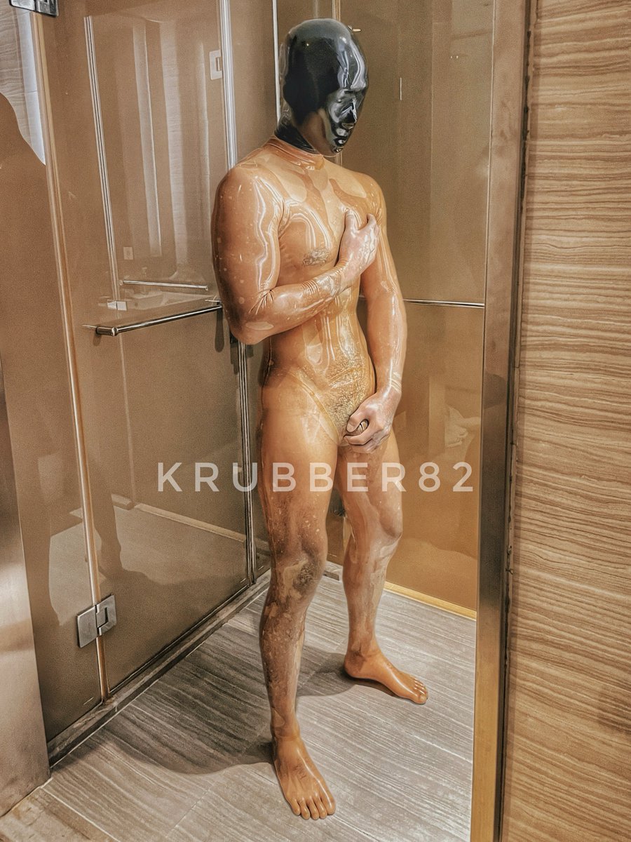 《透明拘束下的全封膠肉體：真空封存》

透明膠衣有如第二層皮膚，
緊貼每寸肌膚、毫無空隙。
真空般的吸附讓身體徹底靜止，
只剩呼吸聲微弱震動。
肉體的輪廓、性器的脈動，
全被封存在這層完美包覆之下。
看似安靜，實則淫靡。
這不是衣服，是密封展示。
一具活生生的標本：
透明、濕潤、慾望飽滿。