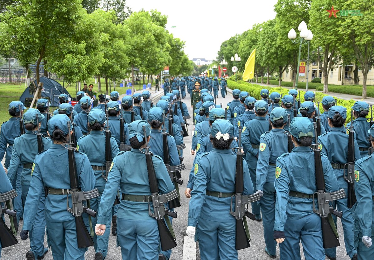 VPA_Soldier's tweet image. Vietnamese female militias and their M16s