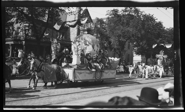 OtdTaft's tweet photo. The honoring of Orville and Wilbur Wright has begun in Dayton, OH (Taft chose Ohio for the site over New York). One banner during the opening ceremony said "They're the right Mr. Wrights all right." https://t.co/Hc2Il6wz2L