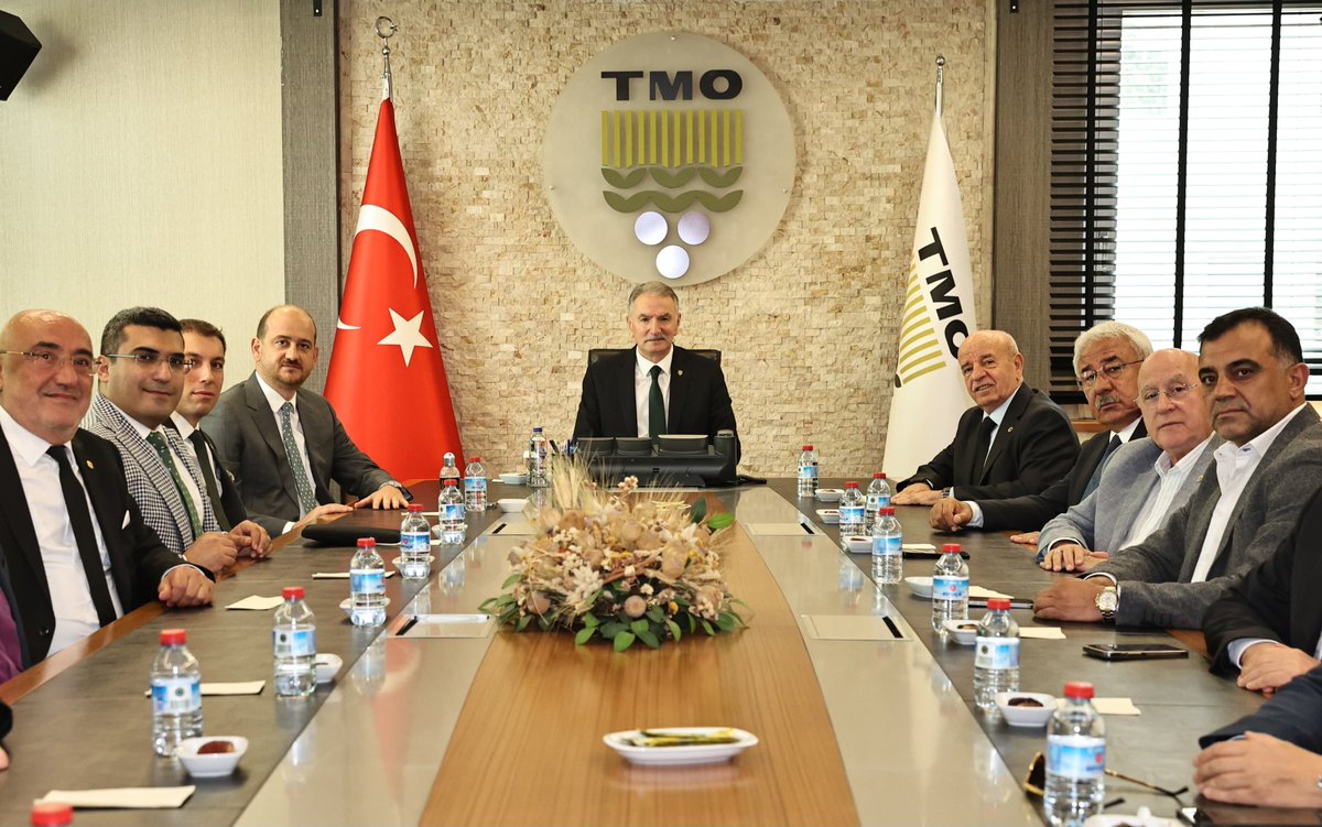 Ahmet_Guldal's tweet photo. Türkiye Un Sanayicileri Federasyonu (TUSAF) Yönetim Kurulu Başkanı Sayın Mesut Çakmak ve Yönetim Kurulu Üyeleri, Kurumumuzu ziyaret ettiler.

Kendileriyle, hasat sezonuna dair değerlendirmelerde bulunarak un ve hububat piyasalarındaki güncel durumu ele aldık. Kurumumuzun hububat piyasalarını düzenlemeye yönelik aldığı kararların, üretici-tüketici dengesinin korunmasındaki belirleyici rolüne dikkat çektik.

Nazik ziyaretlerinden dolayı Sayın Çakmak ve beraberindeki heyete teşekkür ediyorum.