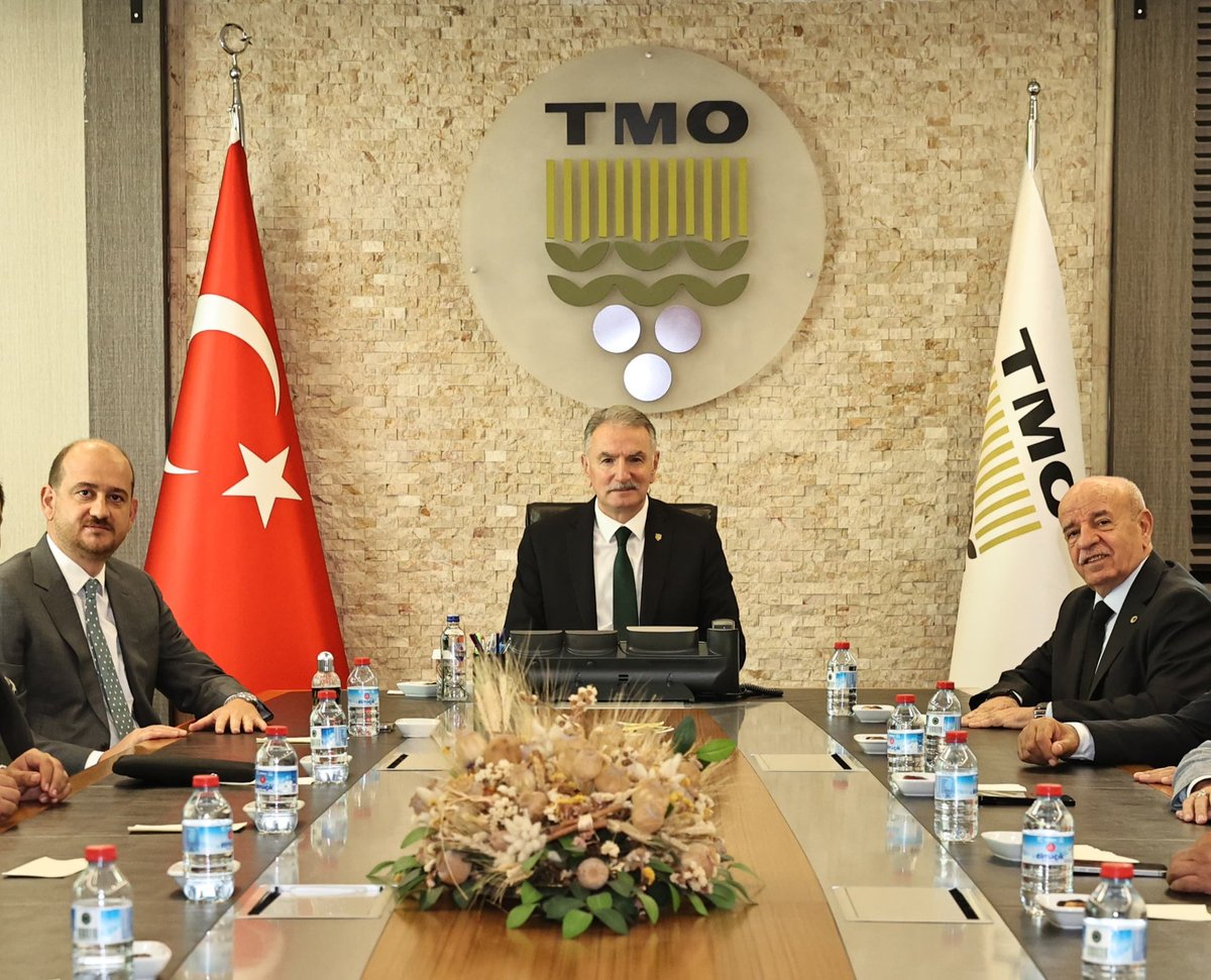 Ahmet_Guldal's tweet photo. Türkiye Un Sanayicileri Federasyonu (TUSAF) Yönetim Kurulu Başkanı Sayın Mesut Çakmak ve Yönetim Kurulu Üyeleri, Kurumumuzu ziyaret ettiler.

Kendileriyle, hasat sezonuna dair değerlendirmelerde bulunarak un ve hububat piyasalarındaki güncel durumu ele aldık. Kurumumuzun hububat piyasalarını düzenlemeye yönelik aldığı kararların, üretici-tüketici dengesinin korunmasındaki belirleyici rolüne dikkat çektik.

Nazik ziyaretlerinden dolayı Sayın Çakmak ve beraberindeki heyete teşekkür ediyorum.