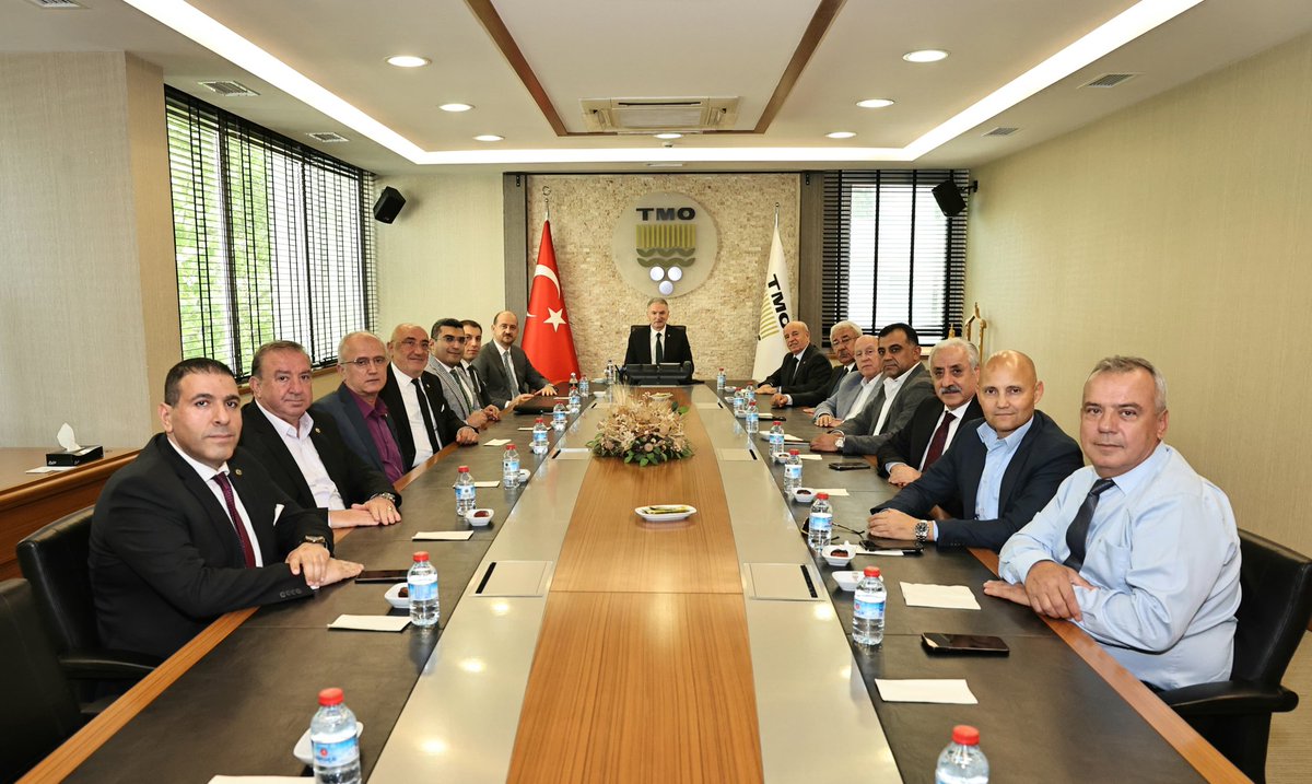 Ahmet_Guldal's tweet photo. Türkiye Un Sanayicileri Federasyonu (TUSAF) Yönetim Kurulu Başkanı Sayın Mesut Çakmak ve Yönetim Kurulu Üyeleri, Kurumumuzu ziyaret ettiler.

Kendileriyle, hasat sezonuna dair değerlendirmelerde bulunarak un ve hububat piyasalarındaki güncel durumu ele aldık. Kurumumuzun hububat piyasalarını düzenlemeye yönelik aldığı kararların, üretici-tüketici dengesinin korunmasındaki belirleyici rolüne dikkat çektik.

Nazik ziyaretlerinden dolayı Sayın Çakmak ve beraberindeki heyete teşekkür ediyorum.
