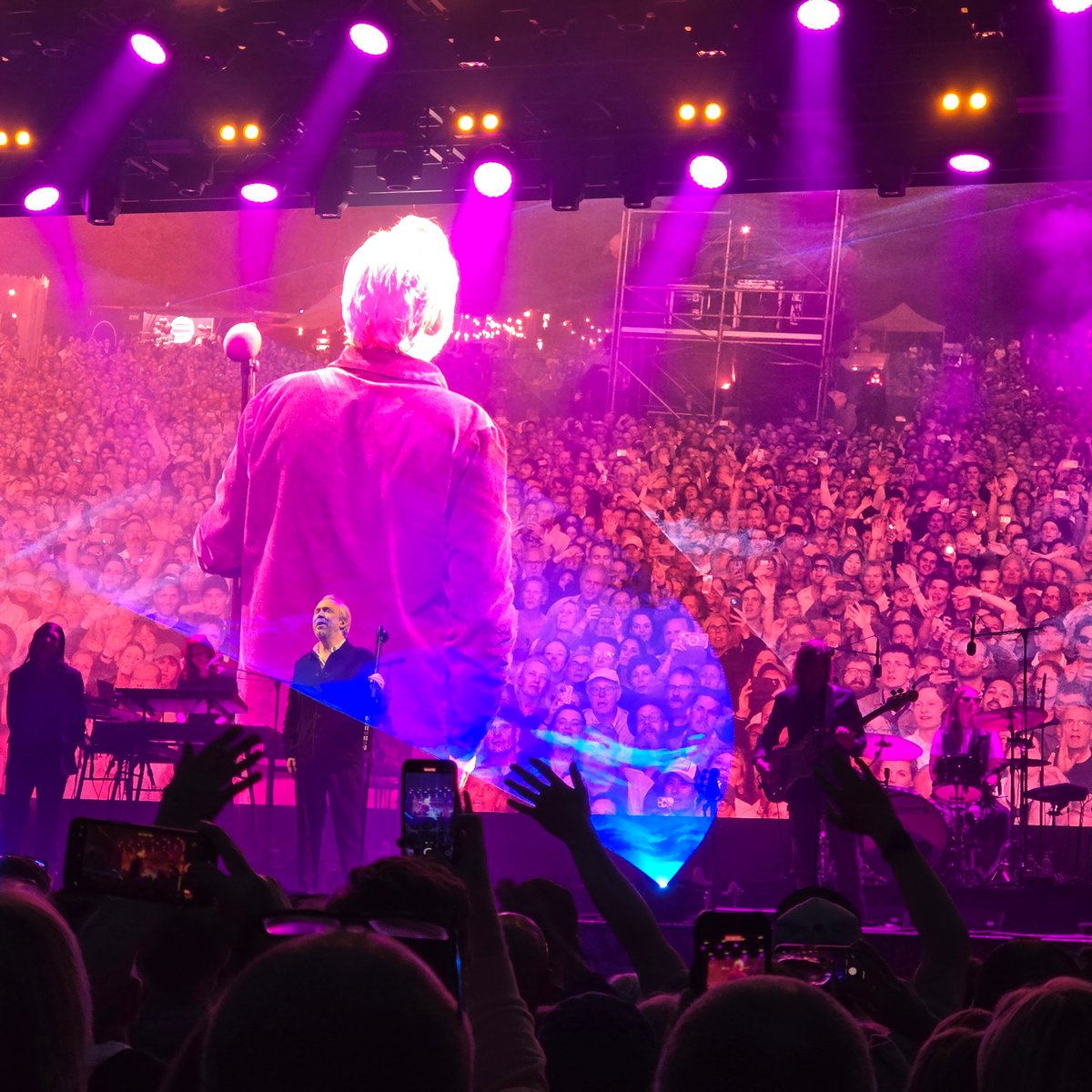 tohell42's tweet image. Lars Winnerbäck - trollbindande vackert på Rosendal 2025-06-14.
21 låtar. Höjdpunkter:
• Publiken ersatte Jocke i "Nåt som verkligen är bra".
• Tal till @GretaThunberg inför "Ingen soldat".
• IMAG-feeden färgmatchad med scenljuset – briljant!

#LarsWinnerbäck…