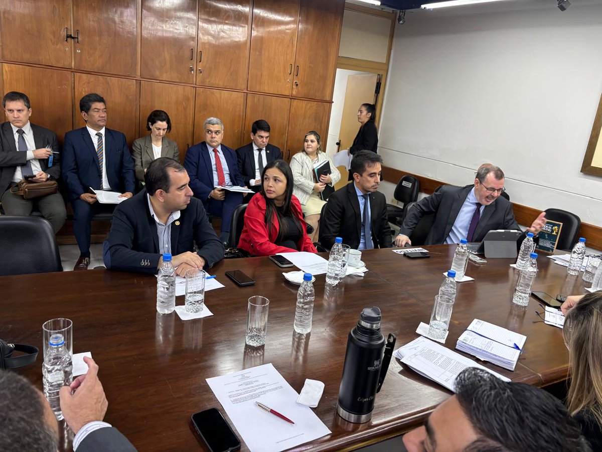 ¡Buenos días! 
#AHORA Reunión de la Comisión de Presupuesto de la Cámara de Diputados.

Compartimos con el Dr. Carlos Carvallo, Presidente del Banco Central del Paraguay.

#ArnaldoDiputado
Trabajando con la gente!💪🇵🇾
