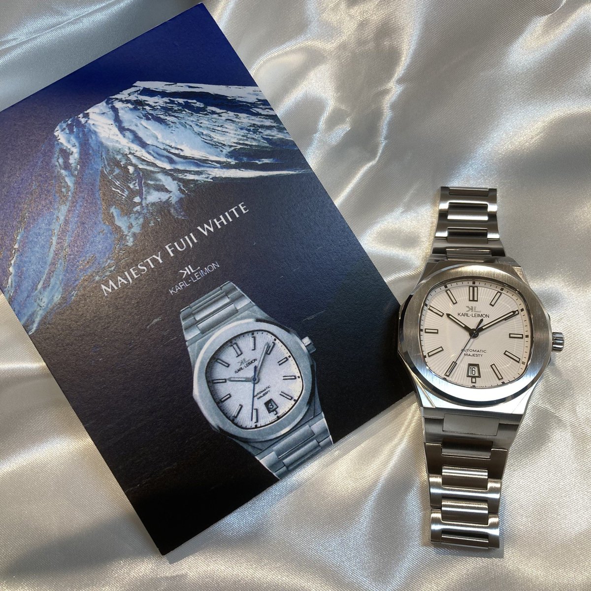 LOFT_GINZA's tweet photo. 3階 オンタイム
【カルレイモン 新作】
MAJESTY FUJI WHITE🗻

文字盤は日本の象徴・富士山を頂上から見下ろした姿をモチーフにデザイン。万年雪に覆われた頂上をイメージし、白を基調にギョーシェパターンを施すことで、雪の繊細な質感と光の反射を表現。

くわしくは
https://t.co/vy1F2UnfGH https://t.co/3CyWiabndG
