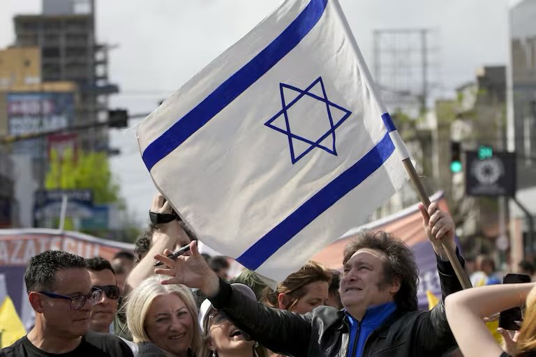 porqtendenciaa's tweet photo. “PLANEROS”

Porque el gobierno entregará subsidios y asignaciones sociales a Israelíes que vengan a poblar la Argentina. https://t.co/or7u68Zyoa