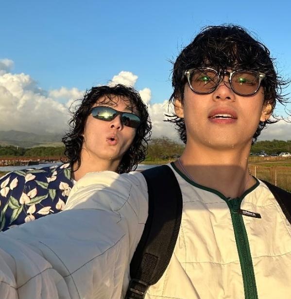koovarbie's tweet photo. one "come here, i miss you" text had my bro flying continents for taehyung https://t.co/XzCMsePNiP