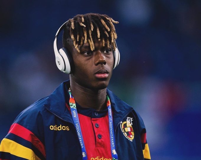 Perjalanan hidup Nico Williams dimulai bahkan sebelum ia lahir. Kedua orang tuanya, Felix dan Maria, nekat meninggalkan Ghana saat Maria sedang mengandung kakak Nico, Iñaki. Mereka menyeberangi sebagian Sahara dengan bertelanjang kaki demi mencari kehidupan yang lebih baik di