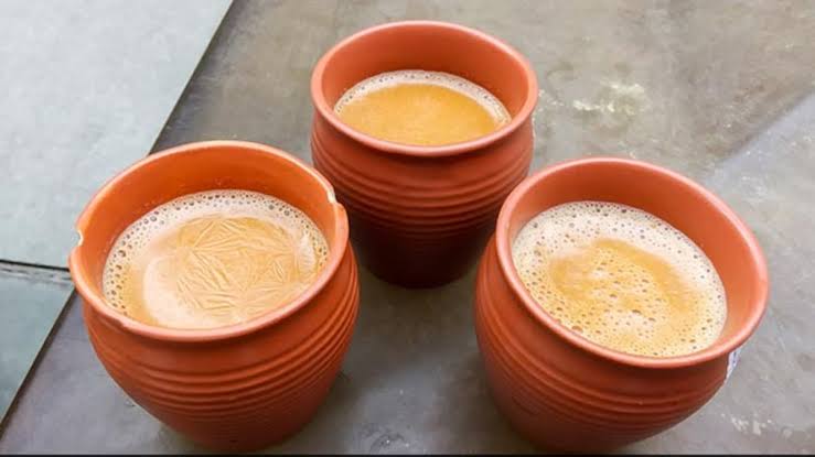 चाय में चीनी की जगह ग़म और तजुर्बा मिलाएँगे हम
आजा खोई हुई जिंदगी तुझे कड़क चाय पिलाएंगे हम..