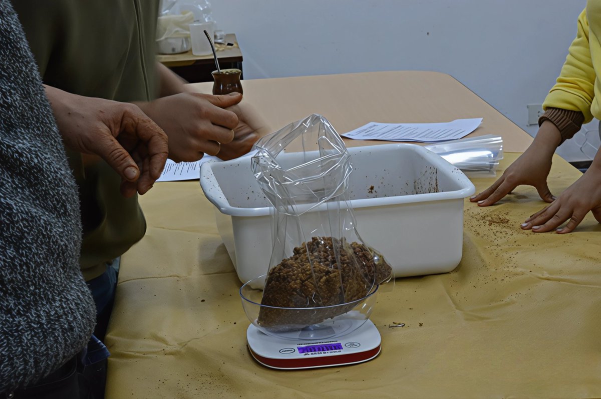 El 13 y 14 de junio se realizó una jornada-taller de cultivo de hongos comestibles en el Instituto de Biotecnología de Mnes (INBIOMIS) situado en el campus de la Universidad Nac de Misiones. Los participantes se involucraron activamente en la fórmula brindada por los expertos.